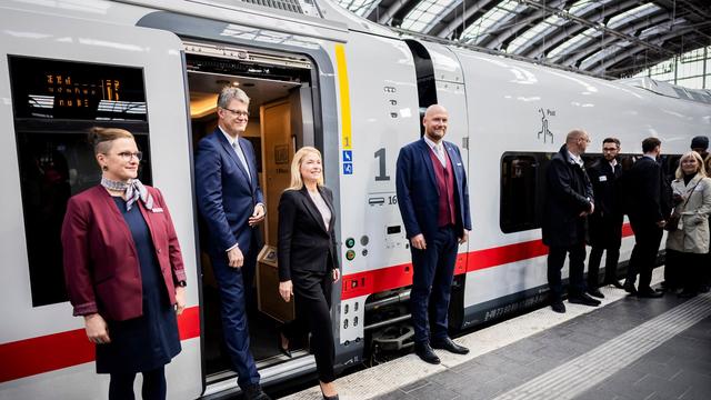 Neue Züge: Stufenlos und besserer Empfang – Bahn stellt ICE L vor