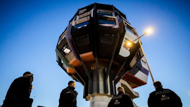 Leerstand in Berlin: Polizeieinsatz wegen Protestaktion am Bierpinsel