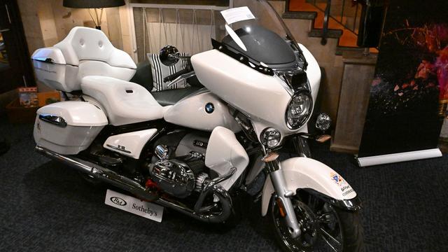Auktion: Signiertes "Papst-Motorrad" für 130.000 Euro versteigert