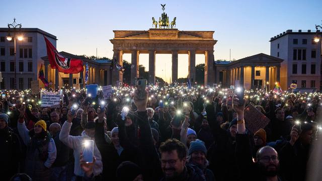 Protest am Brandenburger Tor: Hunderte Demonstranten in Berlin fordern "Brandmauer hoch!"