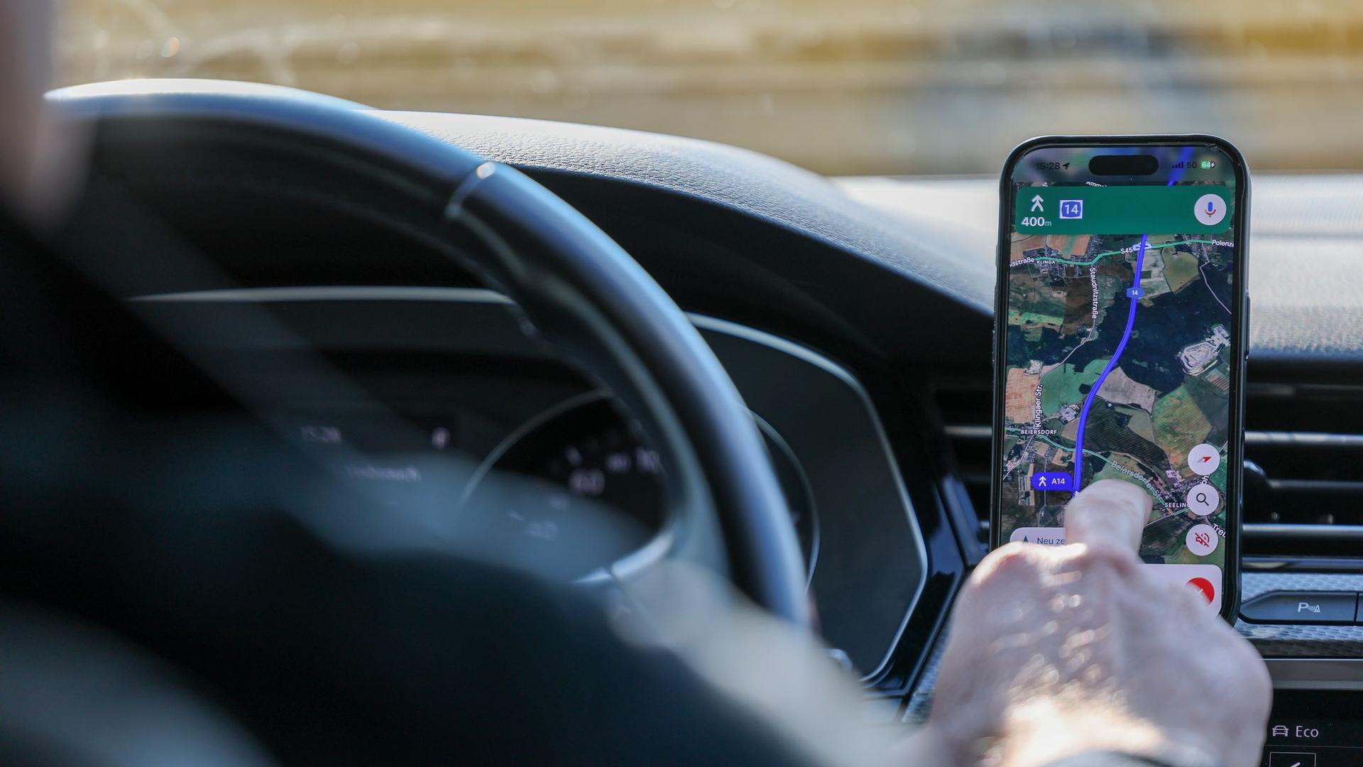 Google Maps & Co.: Navi statt Straßenschild: Wie Kommunen mit Verkehr kämpfen