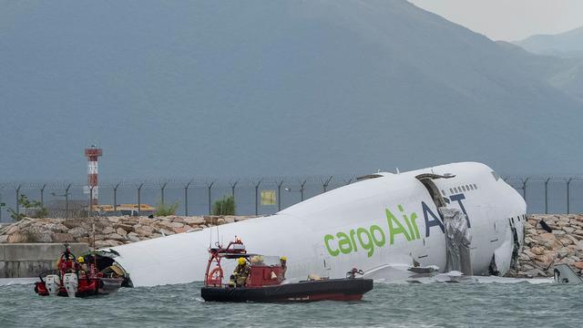 Flughafen Hongkong: Tödlicher Unfall: Jumbo-Jet rutscht über Landebahn ins Meer