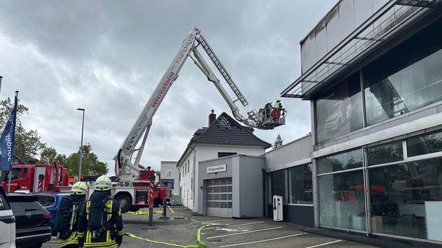 Brand: Mülheimer Werkstatt mit Autohaus in Flammen