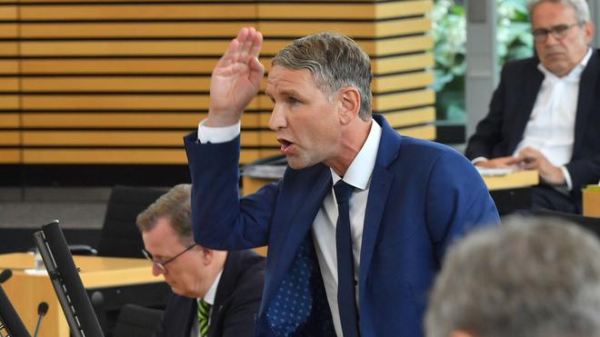  Thüringens AfD-Chef Björn Höcke droht mit Klage gegen SPD-Innenminister Georg Maier der Anzeichen sieht, dass die AfD das parlamentarische Fragerecht zur Ausforschung kritischer Infrastruktur missbraucht (Archivbild).
