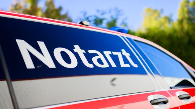 Unfall bei Brockum: Auto touchiert Baum – Fahrer wird lebensgefährlich verletzt