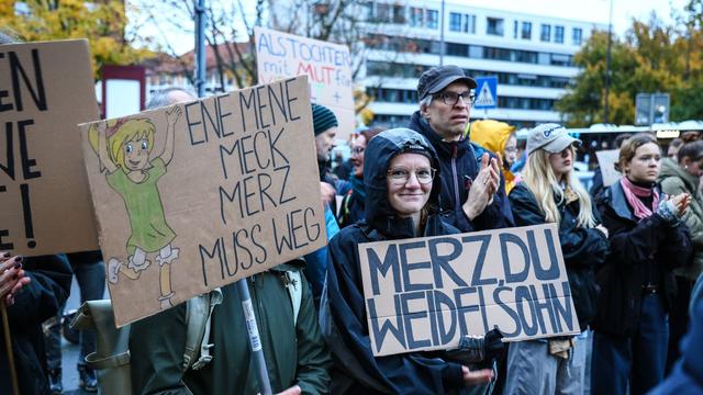 "Wir sind die Töchter": Rund 1.000 Menschen demonstrieren in Köln gegen Merz