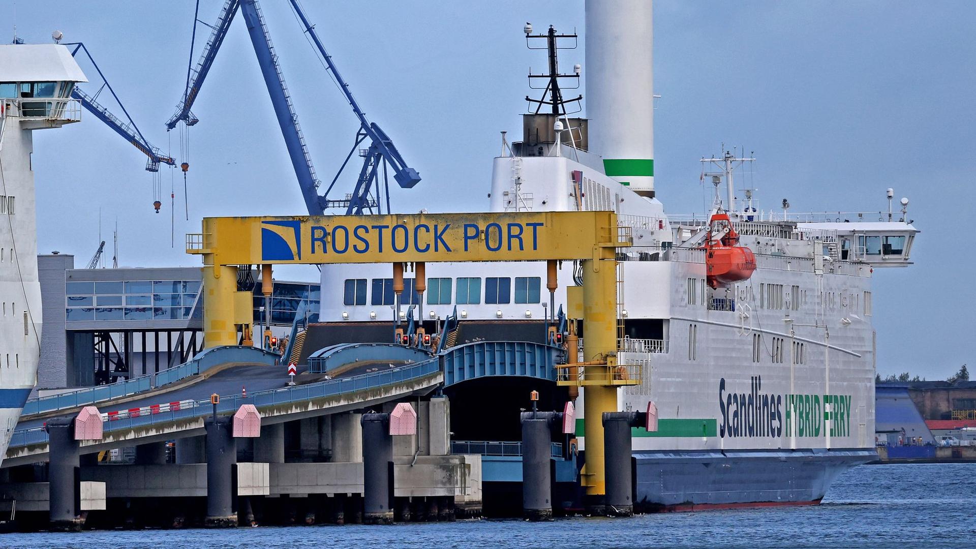 Wetter: Sturm stoppt Fährverkehr zwischen Rostock und Gedser