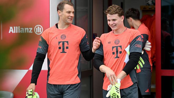  Jonas Urbig (r) ersetzt in Gladbach Manuel Neuer (l) im Tor.