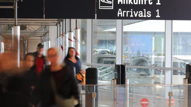  Trotz großen Andrangs gab es an den großen Flughäfen in NRW bislang kaum Verzögerungen.