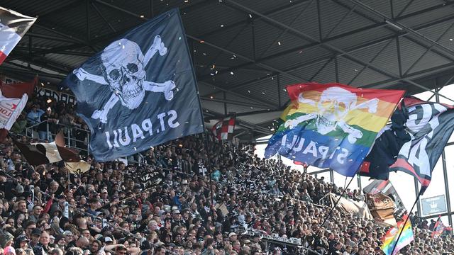 Vorfall mit Wolfsburg-Fans: Flaschenwürfe und Verletzte: Platzverweis für 200 Pauli-Fans