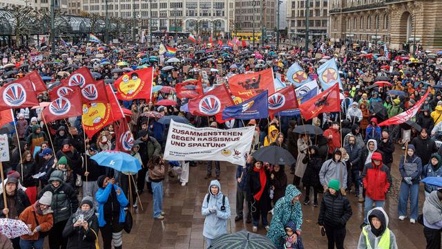 Demonstration: Rund 2.000 Menschen protestieren gegen "Stadtbild"-Äußerung