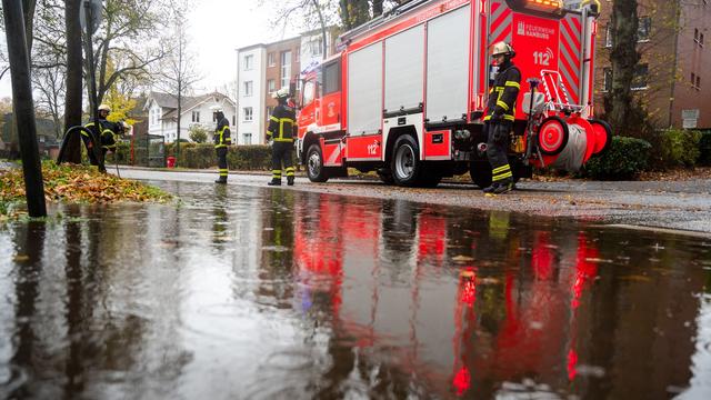 Wetter: Starker Regen überschwemmt Straßen in Hamburg