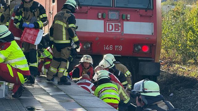 Unfall: Mann stürzt aufs Gleis und wird von Zug erfasst - verletzt