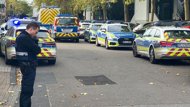 Polizei durchsucht Schule: Großeinsatz an Ludwigshafener Schule nach Messeralarm