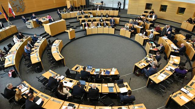 Parlament: Landtag beschließt Gemeindefusionen mit Hochzeitsprämie
