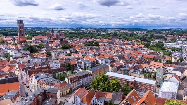 "Wismar ohne Hass und Hetze": Rund 300 Teilnehmer bei Demonstration gegen Merz in Wismar
