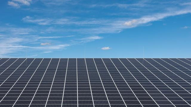 Erneuerbare Energien: Studie: Solarstrom sorgt für sinkende Strompreise