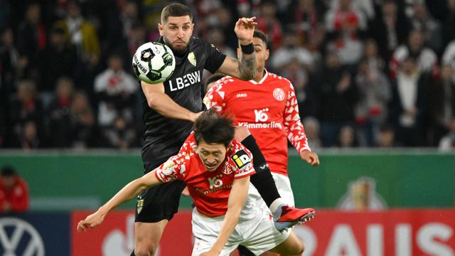 Fußball: Titelverteidiger Stuttgart gewinnt auch im Pokal gegen Mainz