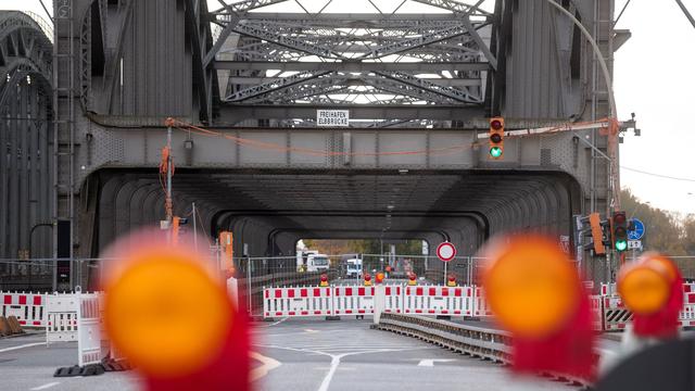 Elbquerung: Freihafenelbbrücke nach Schiffsunfall weiter gesperrt