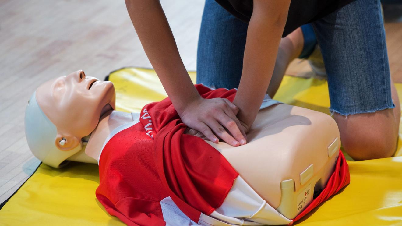 Hessische Schüler lernen Erste Hilfe im Unterricht