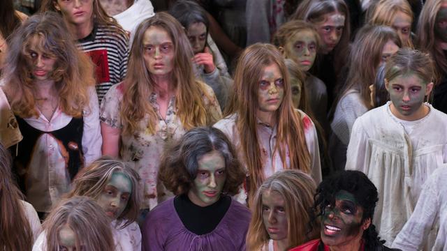 Halloween: 150 Zombies tanzen zu "Thriller" im Hamburger Hauptbahnhof
