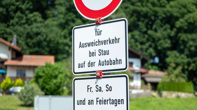 Verkehr: Bisher nur wenige Schleichweg-Verbote bei Stau in Bayern