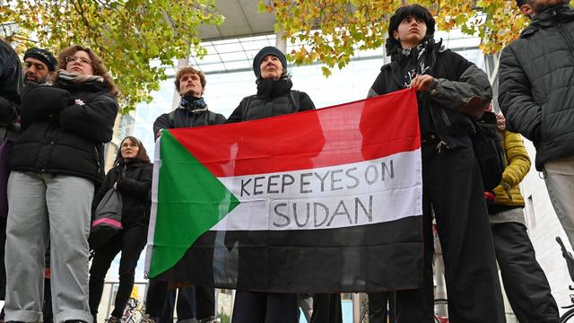 Protest am Auswärtigen Amt: Demonstranten in Berlin fordern "Stoppt den Krieg im Sudan"