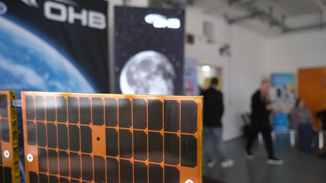 Satelliten statt Radios: Raumfahrtfirma OHB baut künftig Satellitenteile in Sachsen