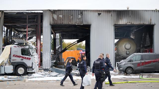 Brand in Werkshalle: Explosion in Lkw-Werkstatt - Feuer flammte wieder auf