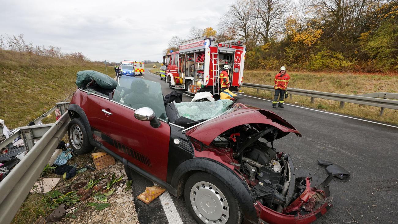 Rettungshubschrauber: Frontalzusammenstoß auf Bundesstraße - zwei Schwerverletzte