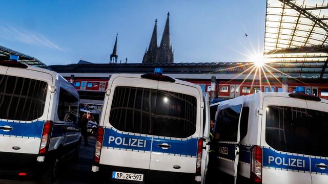 Ausschreitungen: Massenschlägerei: Fans von Schalke und Dortmund prügeln sich