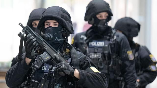 Großeinsatz von Polizei: Nach Knallgeräuschen: Polizei gibt Entwarnung in Frankfurt