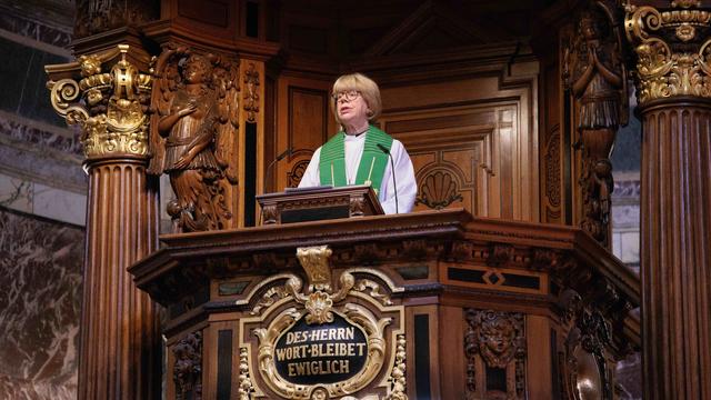 Mullally ist keine Unbekannte: Predigt auf Englisch - Domgemeinde hat Besuch aus London