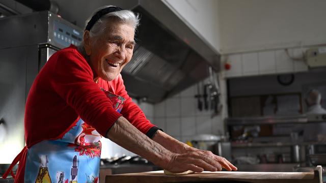 90-Jährige erhält Auszeichnung: Berliner "Nonna": Mit 90 noch immer der Star im Restaurant