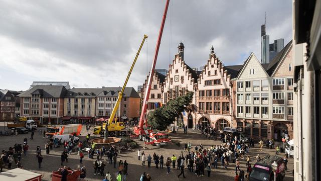 Tradition am Römer: "Frau Holle" ist in Frankfurt angekommen