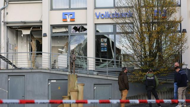 Kriminalität: Geldautomatensprengung in Bank - Gebäude massiv beschädigt