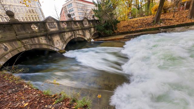 Freizeit: Surfer in Sorge: Eisbachwelle in München ist verschwunden