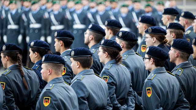 Per Los zur Bundeswehr?: Vize-Regierungschefin: "Wehrpflicht ist kein Glücksspiel"