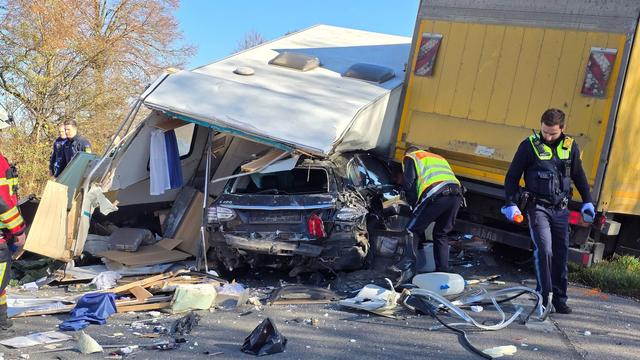 Niederbayern: Autofahrer flieht vor Polizei und kollidiert mit Lastwagen
