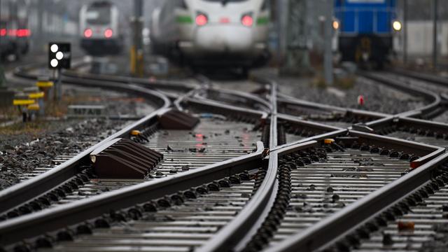 Pilotprojekt mit Saarstahl: Deutsche Bahn setzt erstmals Schienen aus "grünem" Stahl ein