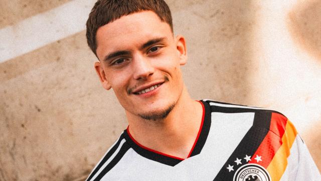 Fußball: Mode aus den Neunzigern: DFB stellt neues Heim-Trikot vor