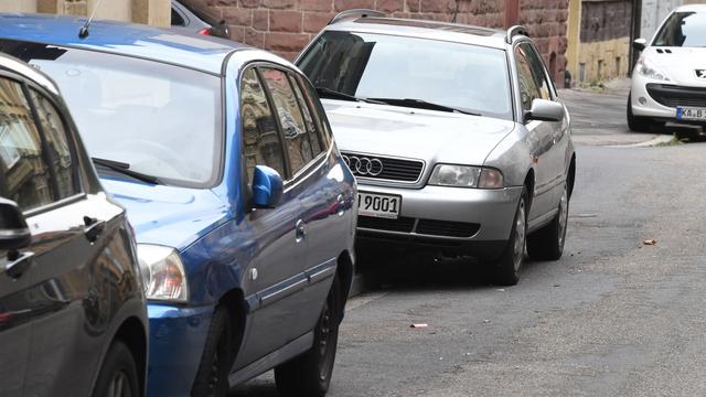 Verkehr: Parken auf Gehwegen wird in Bayern oft toleriert
