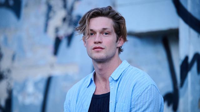 Serienstar im Porträt: Smarter Weltstar aus Köln: Damian Hardung aus "Maxton Hall"