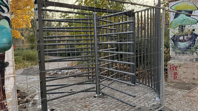 Umstrittener Zaunbau: Görlitzer Park mit erstem Eingangstor und Zaunstück