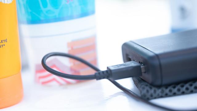 Zwischenfall in Melbourne: Powerbank explodiert: Mann gerät in Airport-Lounge in Brand