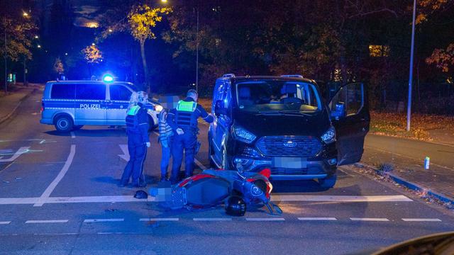 Polizei greift durch: Unfall bei Autorennen in Krefeld: Rollerfahrer verletzt