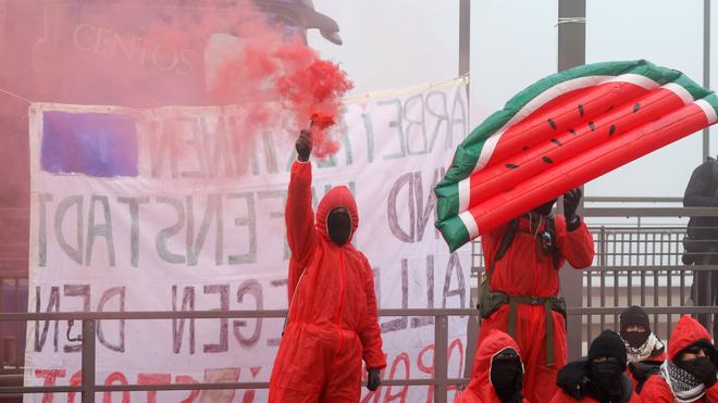 Demonstration: Nach Blockade: Polizei löst Aktivisten von Gleisen im ...