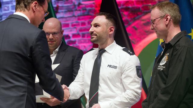 Mordanschlag auf Einsatzkräfte: Gegenseitig gerettet - Ratinger Anschlagsopfer geehrt