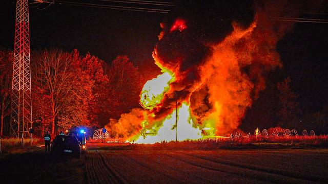 Brände: Große Kabeltrommeln stehen in Flammen - Brand am Hafen