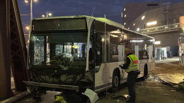 Unfall: Linienbus fährt in Autos und Passanten - Junge Frau stirbt